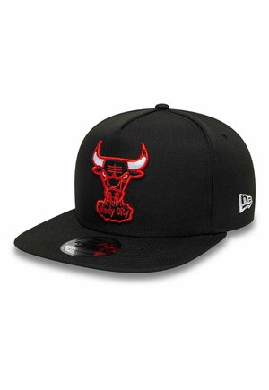 Schwarze Snapback-Kappe mit rotem und weißem Stier-Logo und dem Text "Windy City" auf der Vorderseite sowie einem kleinen weißen Logo am Seitenpanel.