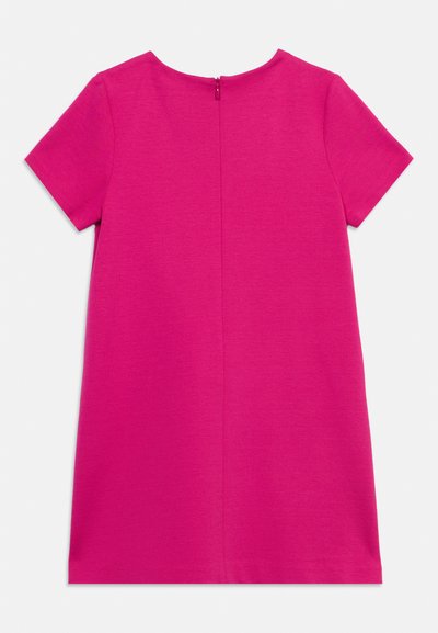 Λαμπερό ροζ φόρεμα με κοντά μανίκια, φερμουάρ στο πίσω μέρος και στρογγυλή λαιμόκοψη, τοποθετημένο επίπεδα σε λευκό φόντο.