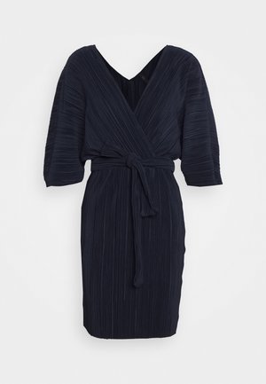 Robe portefeuille plissée bleu marine avec manches courtes et ceinture à la taille. Caractérisée par un décolleté en V et un tissu texturé sur toute la surface.