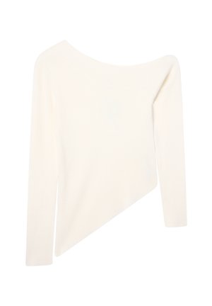 Asymetryczny sweter z delikatnego, białego prążkowanego materiału z długimi rękawami oraz szerokim, skośnym dekoltem w łódkę.