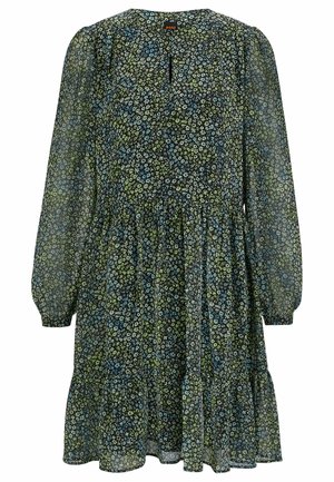Blomstret kjole med sort bund og grønne og blå mønstre, lange puffede ærmer, rund halsudskæring og en volangkant. Letvægtsstof.