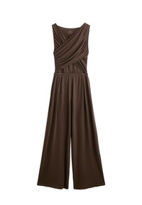 Combinaison brune sans manches, avec un détail froncé à la taille et un pantalon évasé, fabriquée à partir d'un tissu lisse et extensible.