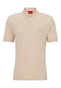 Beżowa koszulka polo z dzianiny, z trójrzędowym zapięciem na guziki, haftowanym logo "HUGO" na lewej piersi oraz krótkimi rękawami.