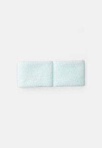Ljust blå fleecehårband med mjuk textur, rektangulär form och en söm i mitten, lämplig för avslappnad användning.