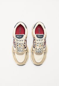 Beige sneakers van gaas en suède, met een rode binnenzool, multicolore veters en een opvallend ontworpen dempende zool.