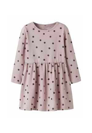 Langärmliges rosa Kleid mit geraffter Taille und schwarzen Punkten. Hergestellt aus weichem Stoff mit rundem Ausschnitt und plissiertem Rock.