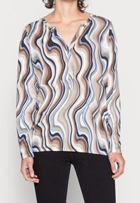 Blusa a maniche lunghe multicolore con motivo ondulato nei toni marrone, blu e crema. Presenta una scollatura a V e un tessuto leggero.