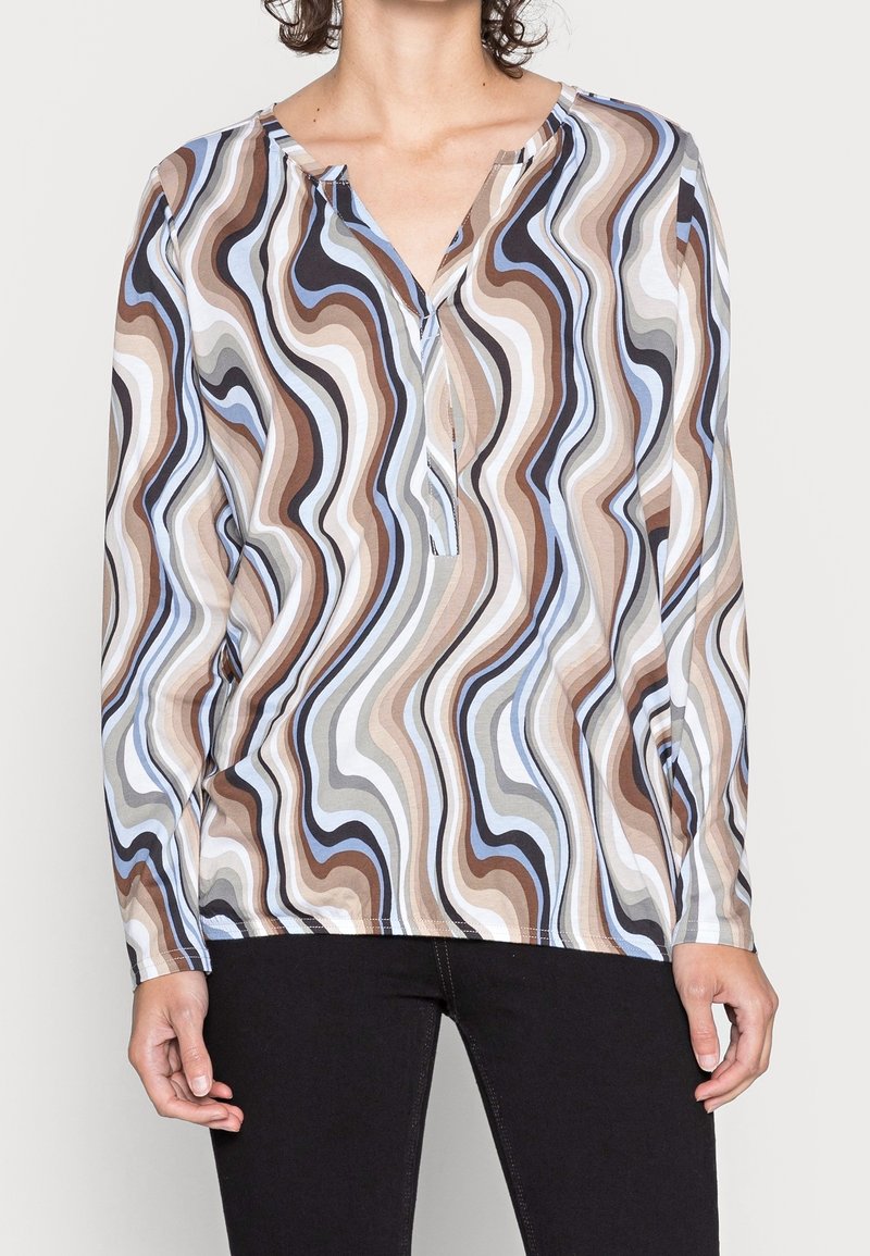 Blusa a maniche lunghe multicolore con motivo ondulato nei toni marrone, blu e crema. Presenta una scollatura a V e un tessuto leggero.