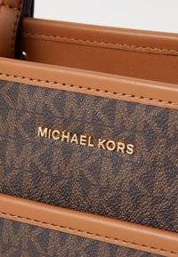 MICHAEL Michael Kors WINSTON POCKET TOTE - Handtasche - brown/acorn