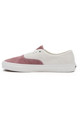 Low-Top Sneaker mit weißem und gedämpft rosafarbenem Veloursleder-Obermaterial, weißen Schnürsenkeln und dicker weißer Gummisohle, von der Außenseite betrachtet.