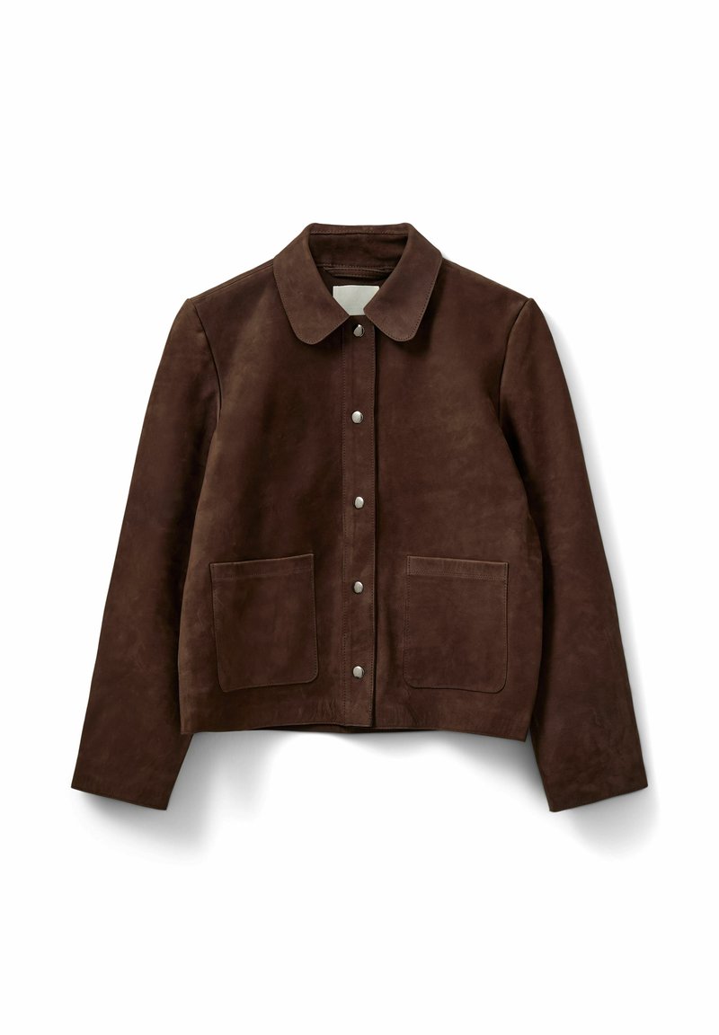 Brun mocka jacka med klassisk krage, framknappslå och två framfickor. Har en kortad design och en slät yta.