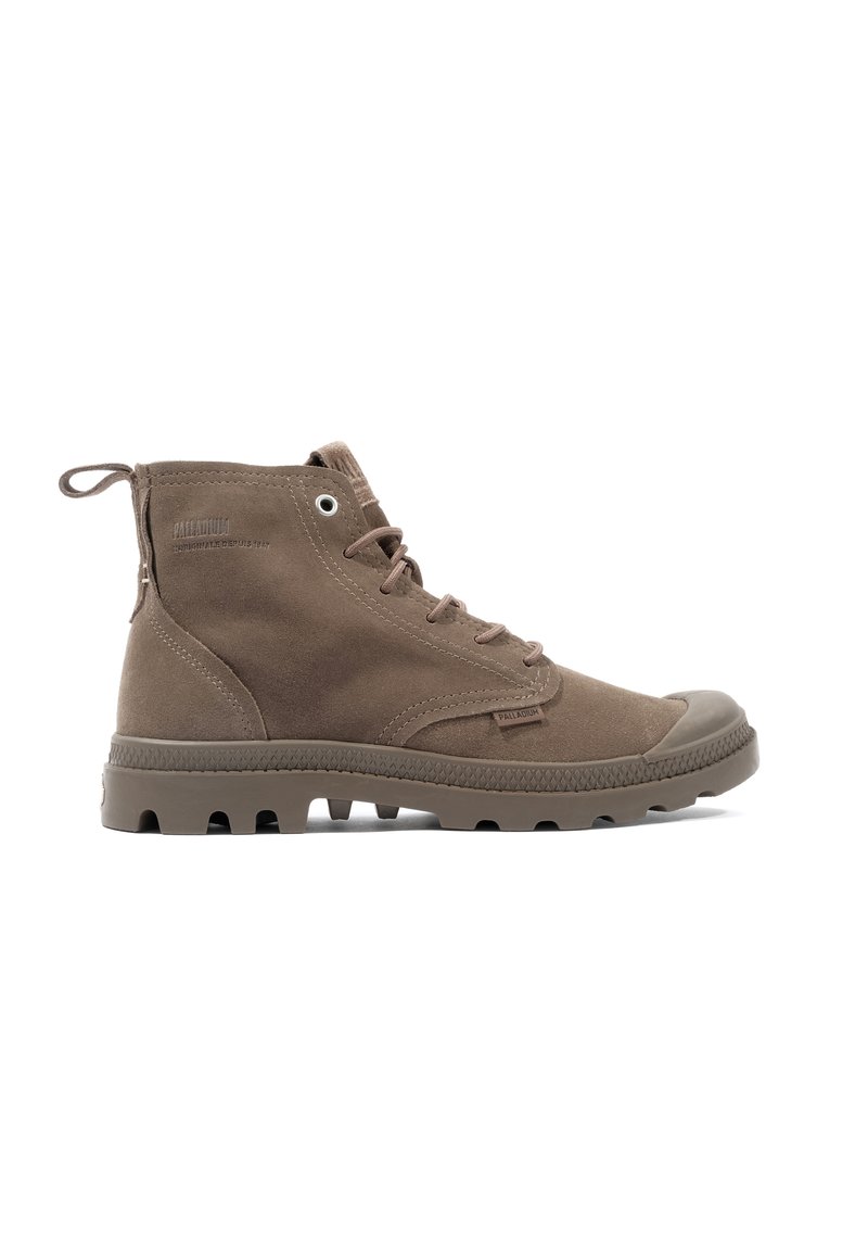 Braune Wildleder-Ankle Boots mit Gummi-Zehenkappe, Schnürdesign und strukturierter Sohle mit tiefen Profilen für besseren Halt.