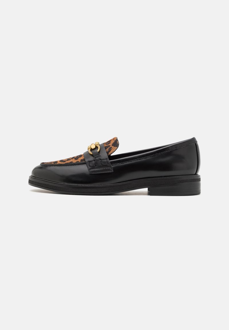 Mocassins en cuir noir avec un accent en imprimé léopard, des détails en or et une semelle noire basse. Forme classique avec une finition lisse et brillante.
