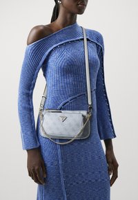 Guess NOELLE POUCH CROSSBODY SET - Skuldertasker - light blue