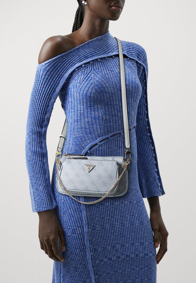 Guess NOELLE POUCH CROSSBODY SET - Skuldertasker - light blue