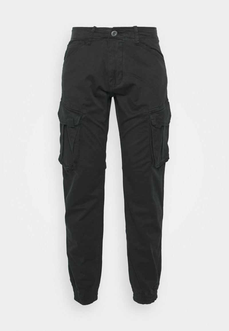 Pantalon cargo noir avec bouton et fermeture éclair à l'avant, deux grandes poches à rabat sur les cuisses, et poignets élastiques aux chevilles.