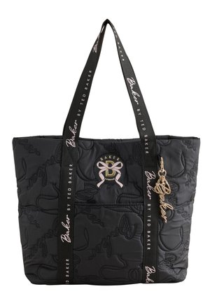 Bolso tote acolchado negro de Ted Baker, con largas asas de hombro con el logotipo de la marca, una placa dorada con el logotipo y un colgante dorado con una inscripción.