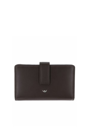 Portefeuille en cuir marron foncé avec bords cousus, fermeture à rabat avant et petit emblème argenté centré sous le rabat.