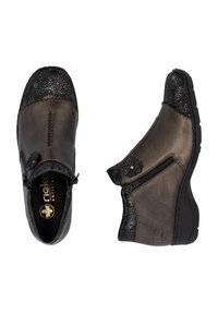 Bottes en cuir marron avec des accents texturés noirs, fermetures éclair latérales et détail floral décoratif. Design à bout rond et semelle rembourrée.