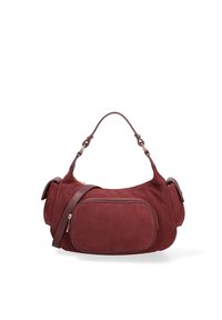Borsa a tracolla in suede bordeaux con una sola tracolla, tasca anteriore con zip e dettagli in pelle marrone. Forma arrotondata, texture liscia.