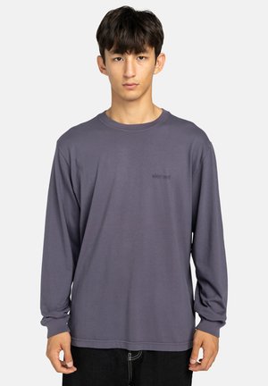 Paarse T-shirt met lange mouwen, gemaakt van katoen, met een ronde hals en een klein logo op de linkerborst. Zachte textuur en een ontspannen pasvorm.
