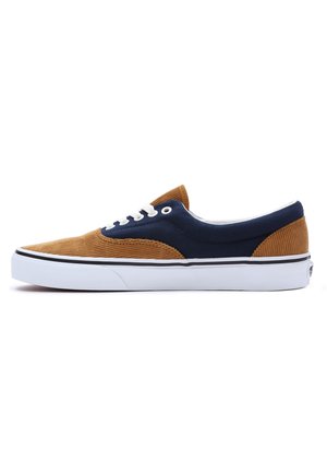 Legerer Sneaker mit niedrigem Schaft aus braunem Cord und marineblauen Stoffpaneelen, weißen Schnürsenkeln und dicker weißer Gummisohle mit schwarzem Streifen.