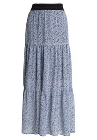 Jupe maxi bleue à fleurs avec un design en tiers, dotée d'une taille élastique noire, d'un tissu léger et de petits motifs de fleurs brunes.