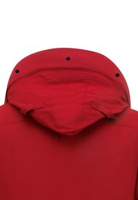 Rode jas met capuchon, voorzien van zwarte drukknoopsluitingen, een gladde textuur en een eenvoudig ontwerp. De achterkant heeft een strakke, minimalistische uitstraling.