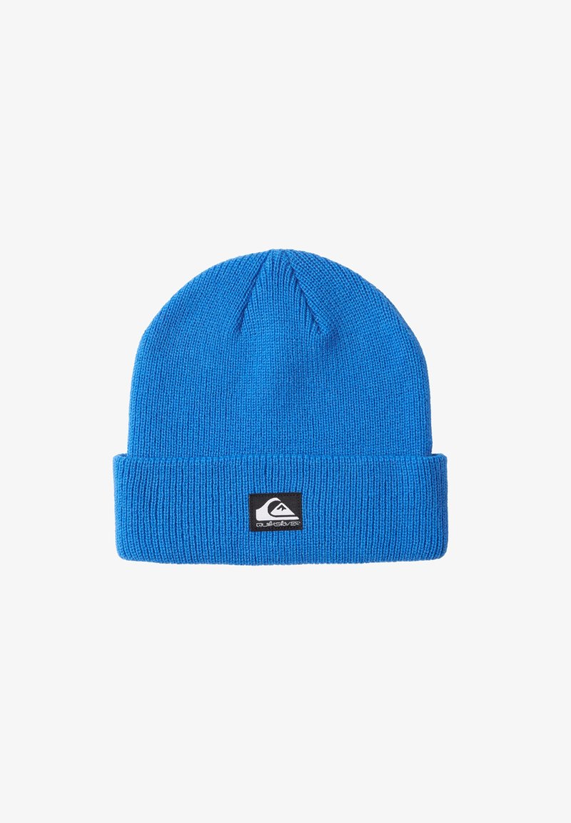 Blå strikket hue med en folded cuff, der har et sort logo patch. Teksturen er ribbet, og formen er rundet på toppen.