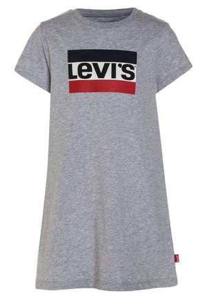 Szara sukienka z krótkim rękawem z nadrukiem logo Levi's w czarnym, białym i czerwonym kolorze na piersi oraz małą czerwoną metką Levi's po boku.