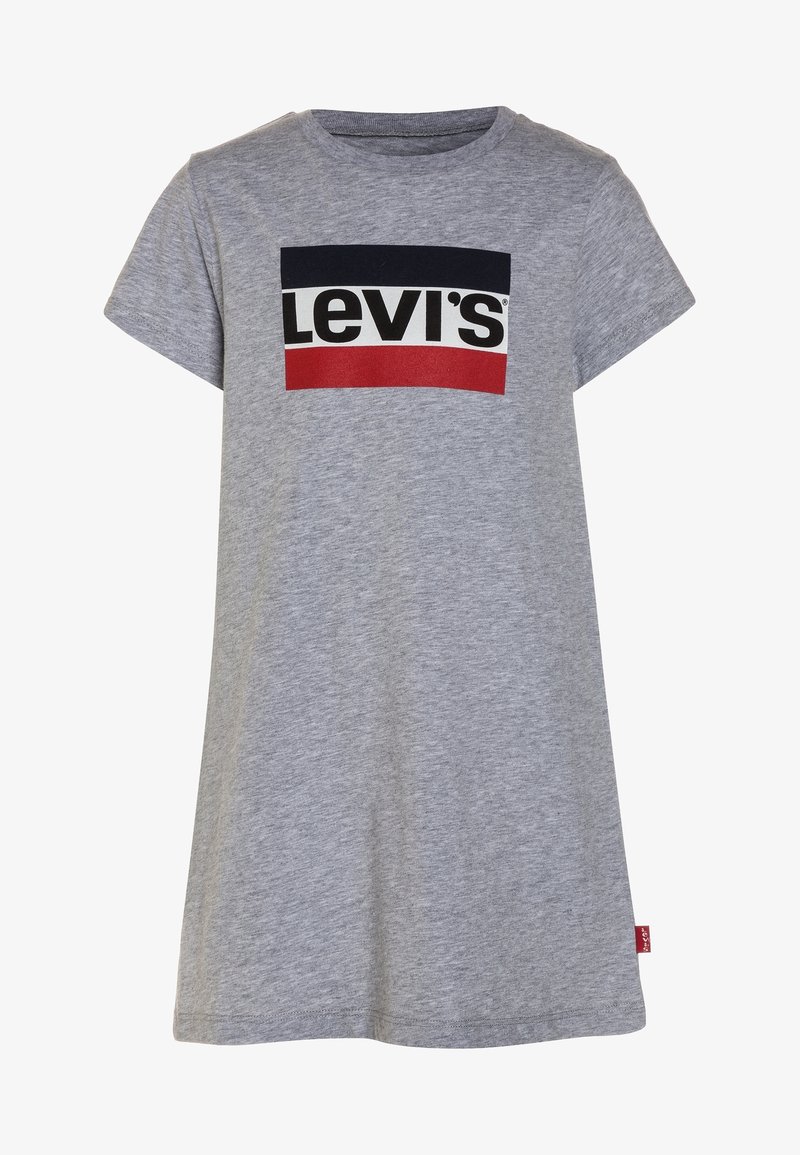Robe grise à manches courtes avec un logo Levi's en bloc noir, blanc et rouge imprimé sur la poitrine et une petite étiquette rouge Levi's sur le côté.