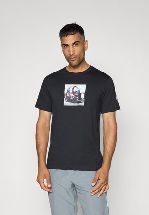 T-shirt en coton noir avec un graphique central d'un casque de plongée coloré. Col rond, manches courtes, coupe décontractée et texture douce.