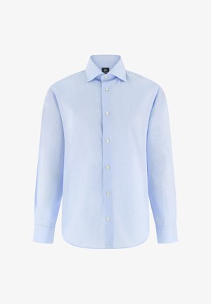 Chemise habillée pour hommes à manches longues de couleur bleu clair, avec fermeture boutonnée à l'avant et col pointu, sur fond blanc.