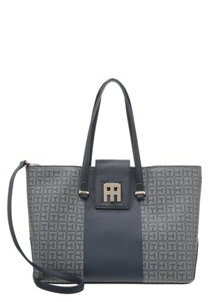 Grijze en marineblauwe shopper met dubbele handvatten, afneembare schouderband en een centrale klep met een zilveren dubbele-T-logoklips.