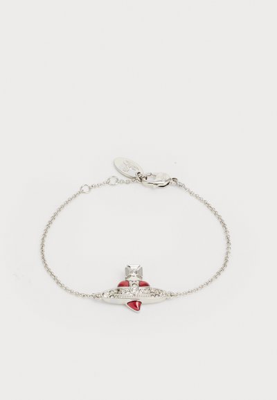 Ασημένια αλυσίδα βραχιόλι με κόκκινο φ heart charm και κεντρική κρυστάλλινη λεπτομέρεια. Περιλαμβάνει κούμπωμα τύπου αστακού.