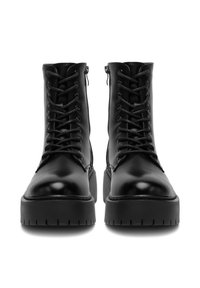 Melnas ādas potītes zābaki ar spīdīgu apdari, ar auklām priekšpusē, sānu rāvējslēdzējiem un biezām gumijas zālēm ar reljefiem rakstiem.