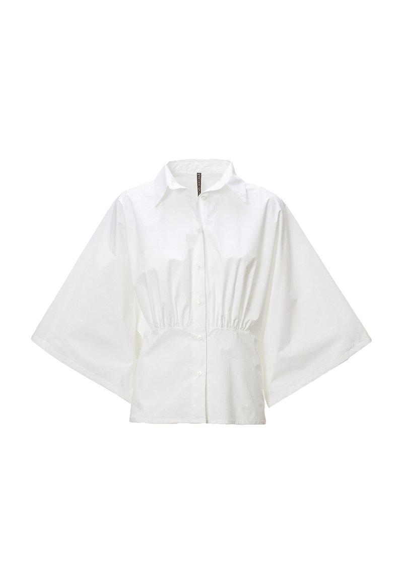 Camicia di cotone bianca con chiusura a bottoni frontale, maniche ampie e vita aderente. Presenta un colletto classico e una texture liscia.