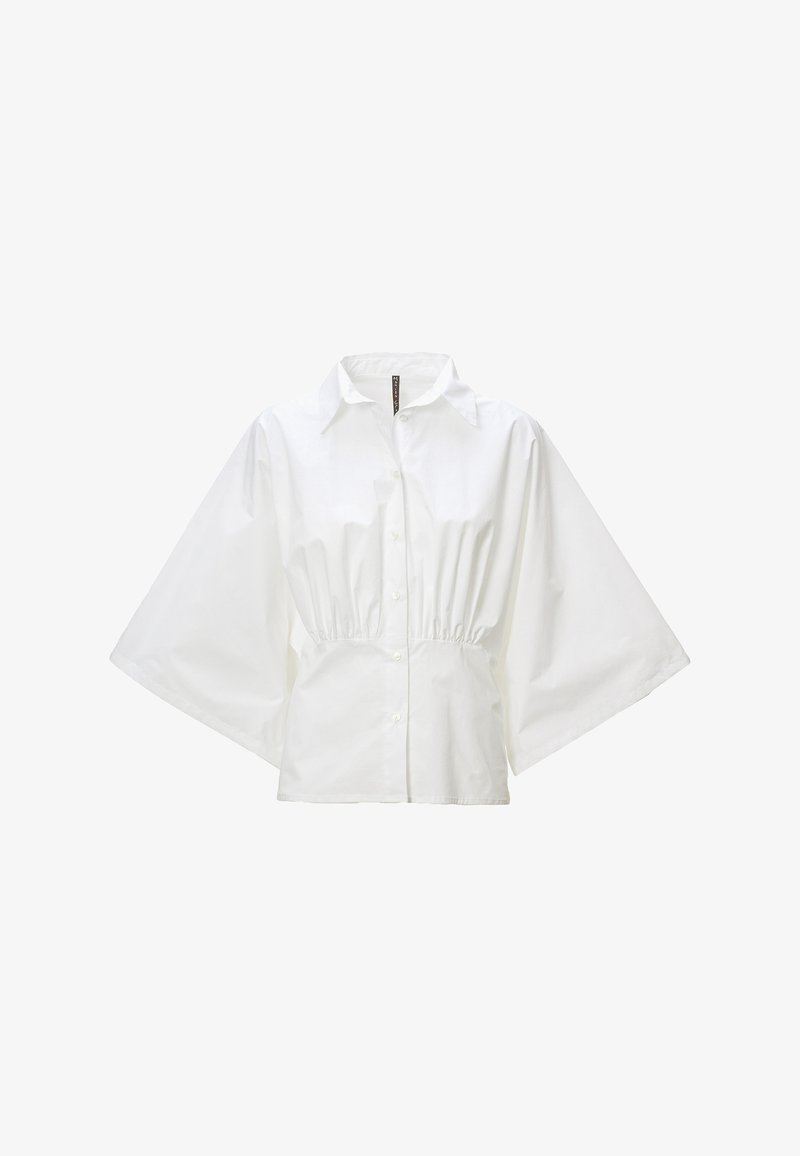 Camicia di cotone bianca con chiusura a bottoni frontale, maniche ampie e vita aderente. Presenta un colletto classico e una texture liscia.