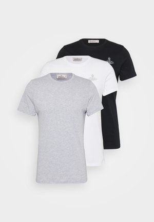Drei T-Shirts: eines in Grau, eines in Weiß und eines in Schwarz. Jedes hat einen Rundhalsausschnitt, kurze Ärmel und ein kleines Logo auf der Brust. Aus weichem Baumwollstoff.