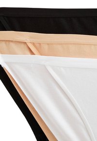 Trois paires de strings pour femmes en noir, beige et blanc, dotés d'un matériau en coton doux et de bords en tissu lisse.