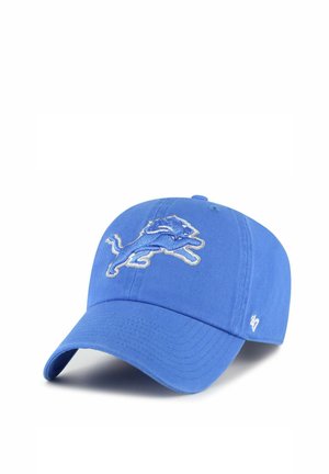 Blauer Baseballcap mit besticktem springendem Löwen-Logo vorne und kleinem weißen '47' Logo an der Seite, schräg nach rechts.