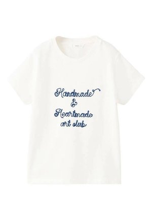 Bela majica kratkih rokavov z okroglim izrezom in modrim vezenim napisom »Handmade & Heartmade art club« na sprednji strani.