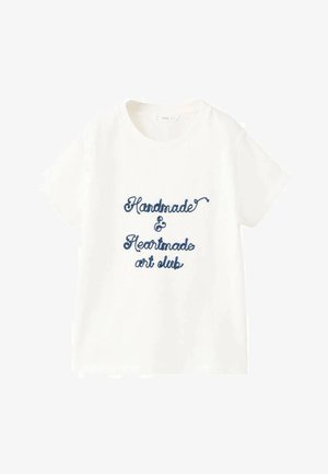 Maglietta bianca a maniche corte con collo arrotondato e testo ricamato blu con la scritta "Handmade & Heartmade art club" sulla parte anteriore.