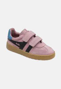 Zapatillas de ante rosa con dos rayas negras y correas de velcro. Acento azul claro en el talón y suela de goma marrón.