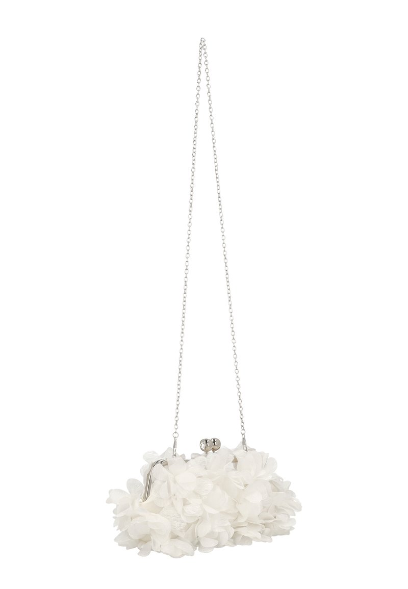 Clutch floral blanco hecho de pétalos superpuestos de tela, con una correa de cadena plateada y cierre de broche. Diseño texturizado y suave con una forma redondeada.