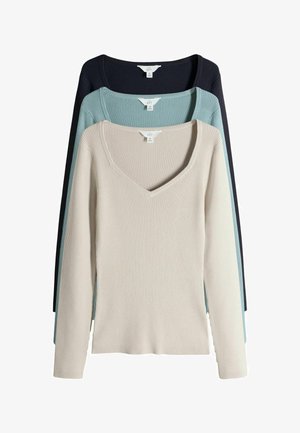 Tri rebrované dlhé svetríky s výstrihom do V v béžovej, svetlomodrej a čiernej farbe, uložené na sebe s viditeľnými prednými pohľadmi.