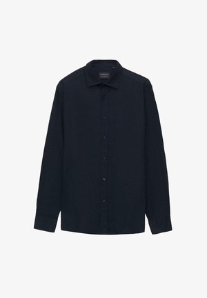 Męska czarna koszula wizytowa na długi rękaw z kołnierzykiem i mankietami, gładka, z metką Borgio na wewnętrznej stronie kołnierza.