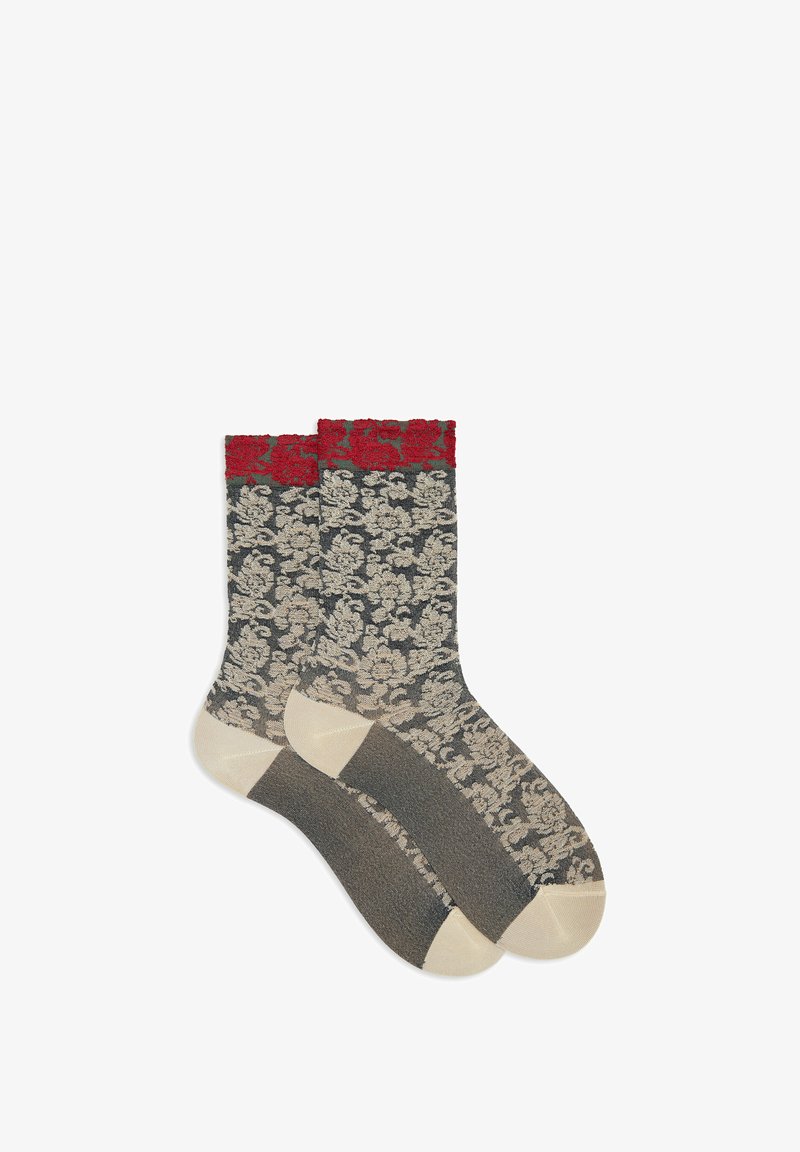 Stricksocken mit einem dunkelgrauen Muster und cremefarbenen Blumenmotiven. Der obere Teil hat einen strukturierten roten Bund sowie eine beigen Zehen- und Fersenpartie.