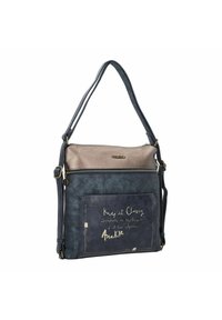 Schultertasche aus navyblauem und beigem Kunstleder mit goldener Schrift und Detailverzierungen. Verfügt über eine Vordertasche mit Reißverschluss und einem verstellbaren Schultergurt.