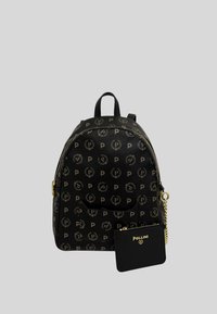 Zaino in pelle nera con hardware dorato, caratterizzato da un motivo logo su tutta la superficie. Include un portafoglio staccabile con la scritta "Pollini" in rilievo.